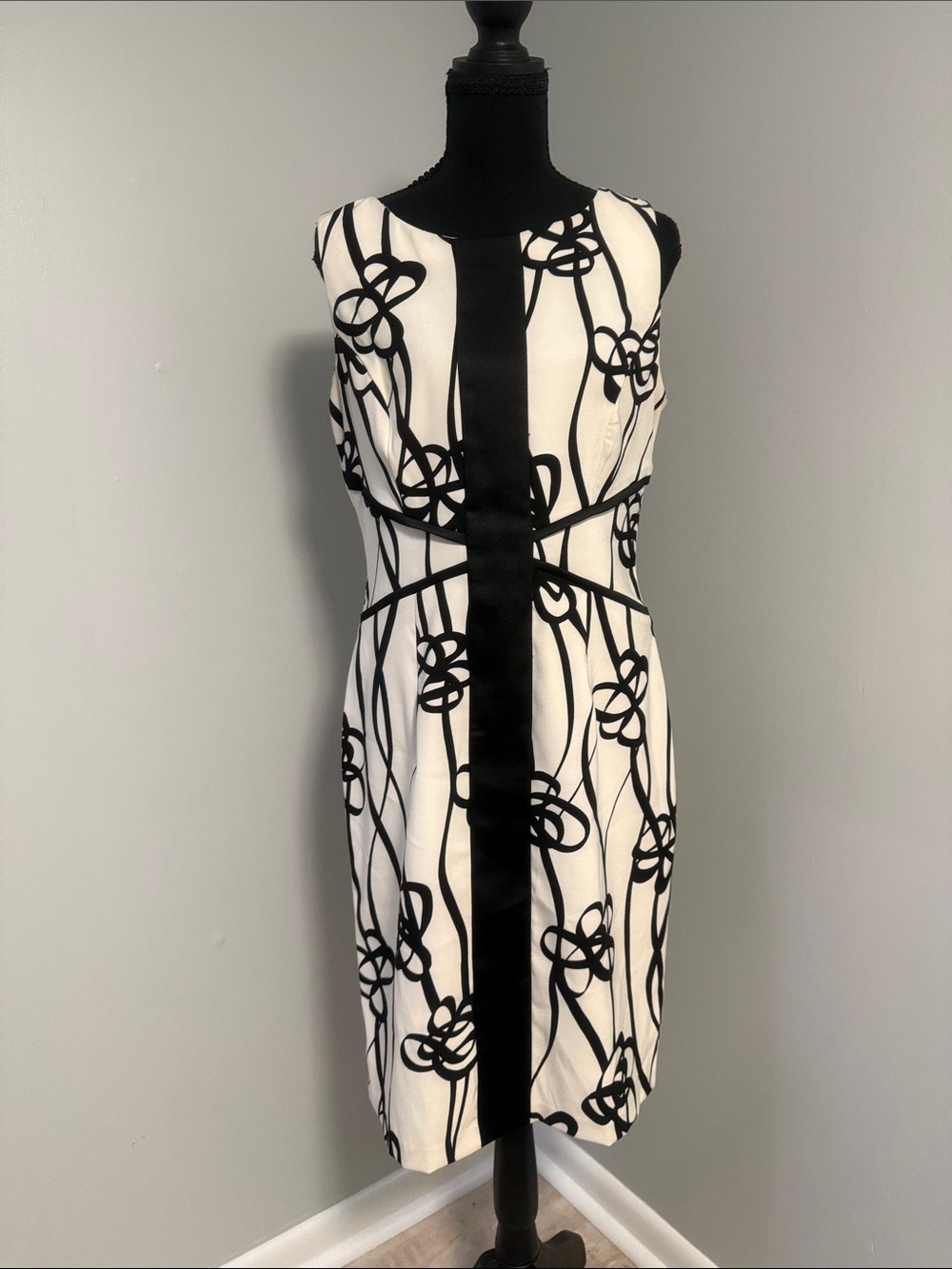 London Times Black & White Sleeveless Sheath Dress with Abstract Floral Lines